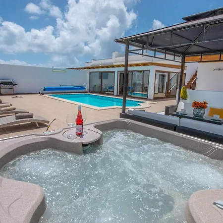Casa Vacacional Con Piscina Climatizada Y Jacuzzi Сasa de vacaciones